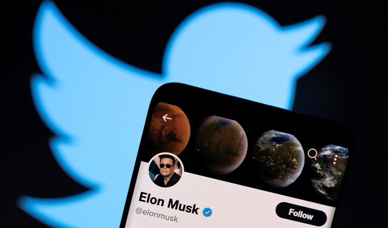 © Reuters. Elon Musk's twitter account is seen on a smartphone in front of the Twitter logo in this photo illustration taken, April 15, 2022. REUTERS/Dado Ruvic/Illustration