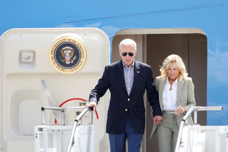 &copy; Reuters. O presidente dos EUA, Joe Biden, e a primeira dama, Jill Biden, desembarcam do Força Aérea Um em visita ao Estado da Flórida.REUTERS/Marco Bello