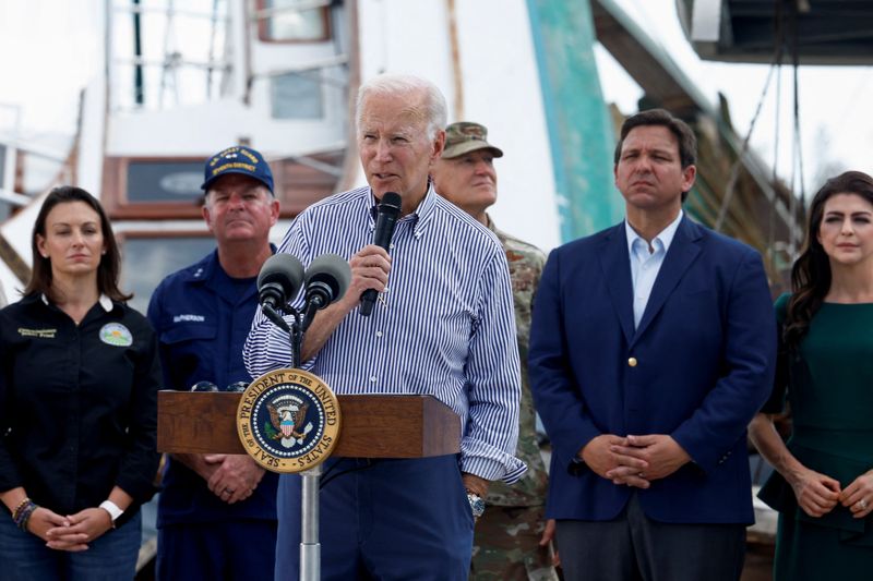 © Reuters. O presidente dos EUA, Joe Biden, fala ao lado do governador republicano da Flórida, Ron DeSantis, em visita à região do Estado devastada pelo furacão Ian.  REUTERS/Evelyn Hockstein