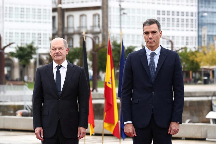 &copy; Reuters. 　１０月５日、ドイツのショルツ首相（左）とスペインのサンチェス首相は、フランスが難色を示しているピレネー山脈横断ガスパイプラインの建設などに向けて協力関係を強化していくと