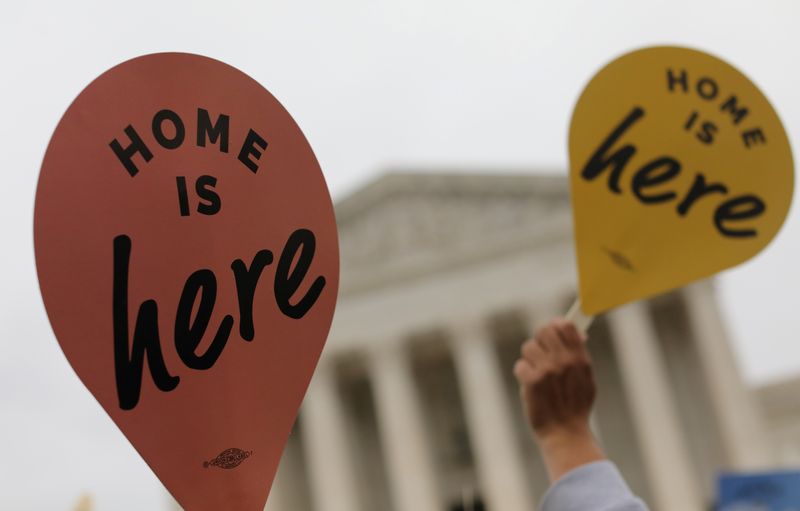 &copy; Reuters. FOTO DE ARCHIVO: Manifestantes sostienen pancartas frente a la Corte Suprema de Estados Unidos durante caso relacionado con el intento de la administración Trump de poner fin al programa de Acción Diferida para los Llegados en la Infancia (DACA) en Wash