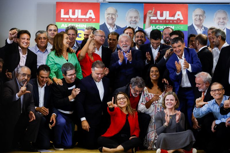 © Reuters. Ex-presidente Luiz Inácio Lula da Silva recebe apoio de governadores e senadores de diferentes partidos em São Paulo
05/10/2022
REUTERS/Amanda Perobelli