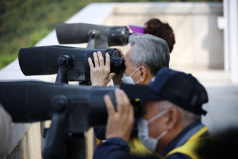 © Reuters. أشخاص ينظرون إلى قرية كايبونج في كوريا الشمالية من منصة مراقبة بالقرب من المنطقة المنزوعة السلاح التي تفصل بين الكوريتين في باجو في كوريا الجنوبية يوم الخميس. تصوير: كيم هونج-جي - رويترز.