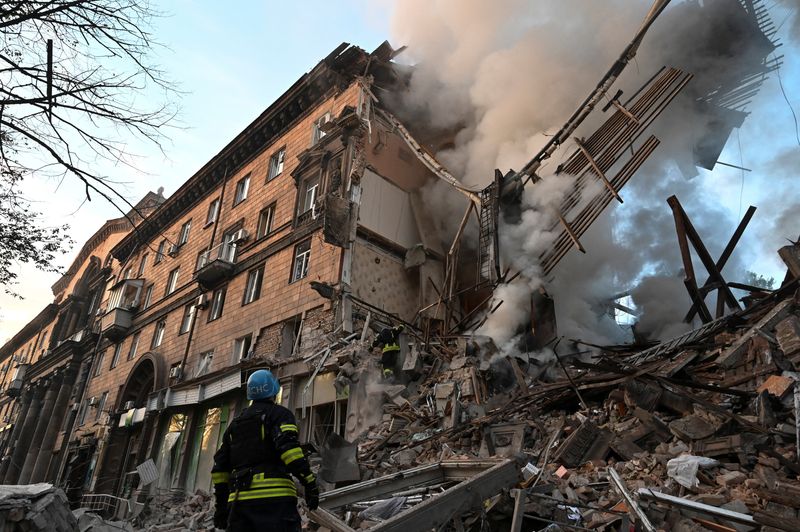 &copy; Reuters. منظر عام لمبنى سكني تضرر بشدة جراء هجوم صاروخي روسي مع استمرار الهجوم الروسي على أوكرانيا في منطقة زابوريجيا يوم الخميس. تصوير: رويترز.