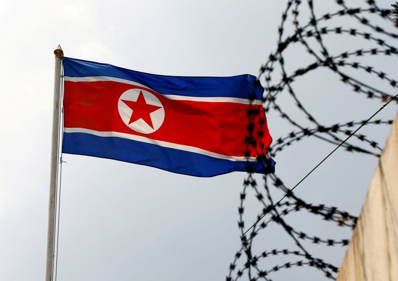 © Reuters. Photo d'archives d'un drapeau de la Corée du Nord à côté de fil barbelé concertina à l'ambassade de Corée du Nord à Kuala Lumpur, en Malaisie. /Photo prise le 9 mars 2017/REUTERS/Edgar Su