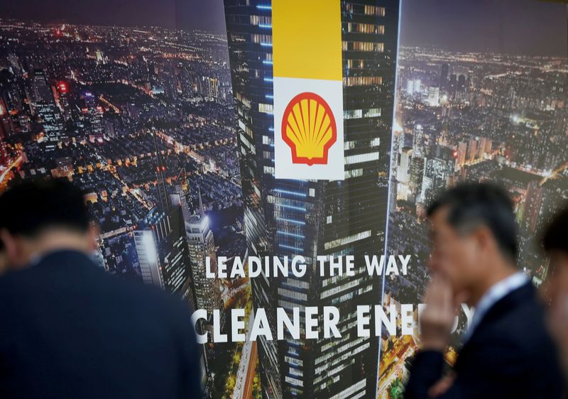 © Reuters. FILE PHOTO: A logo of Royal Dutch Shell is seen at Gastech, the world's biggest expo for the gas industry, in Chiba, Japan, April 4, 2017.    REUTERS/Toru Hanai