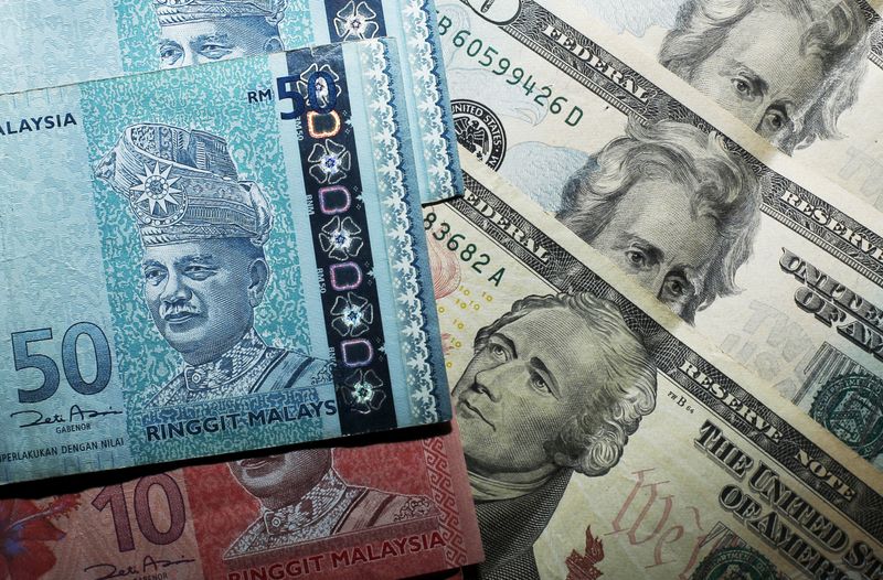 &copy; Reuters. FILE PHOTO: Malaysian ringgit notes are seen among U.S. dollar bills in this photo illustration taken in Singapore August 24, 2015. The Malaysian ringgit hit a fresh pre-peg 17-year low on Monday as sustained worries about China's economy dented global ri