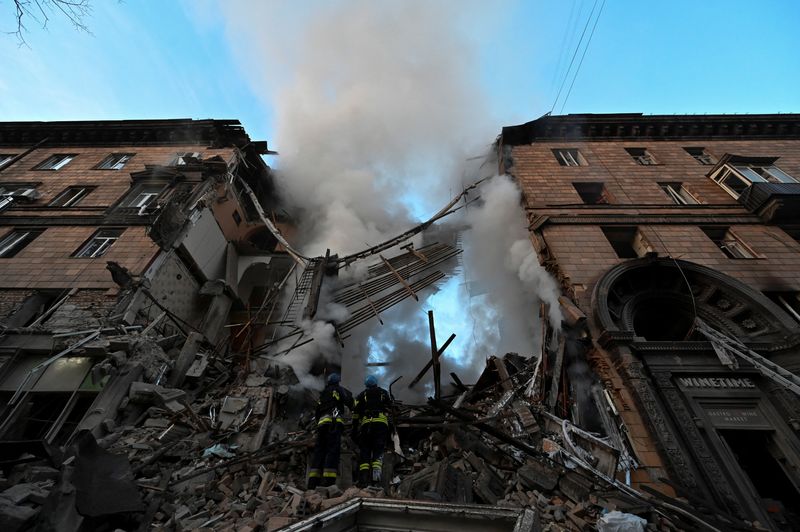 © Reuters. Rescatistas trabajan en un edificio residencial que resultó muy dañado por un ataque de misiles rusos, en medio del ataque de Rusia a Ucrania, en Zaporiyia, Ucrania. 6 de octubre de 2022. REUTERS/Stringer