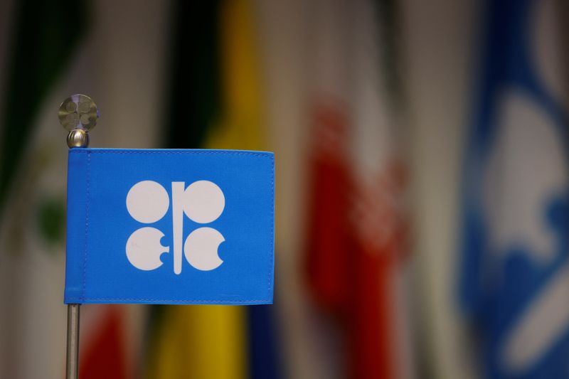 &copy; Reuters. Una bandera de la OPEP se ve el día de la reunión de la OPEP+ en Viena, Austria. 5 de octubre de 2022. REUTERS/Lisa Leutner