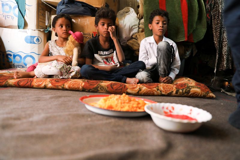 &copy; Reuters. FILE PHOTO: Children of Amal Hasan wait for lunch at their hut in Sanaa, Yemen August 29, 2022. REUTERS/Khaled Abdullah