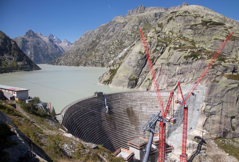 &copy; Reuters. A general view shows the construction site of the Spitallamm replacement dam of Kraftwerke Oberhasli AG (KWO) hydropower company on Lake Grimsel in the Bernese Oberland near Guttannen, Switzerland August 23, 2022. REUTERS/Arnd Wiegmann