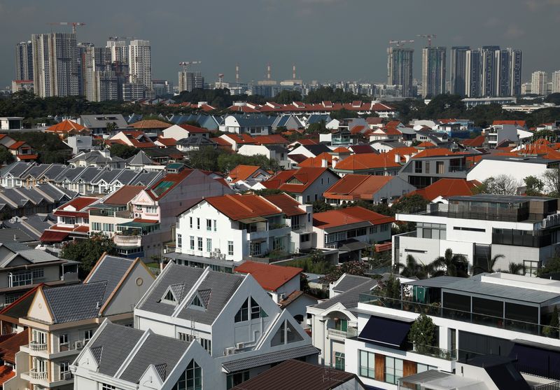 &copy; Reuters. FILE PHOTO: View of private residential properties in Singapore April 28, 2021.  REUTERS/Edgar Su