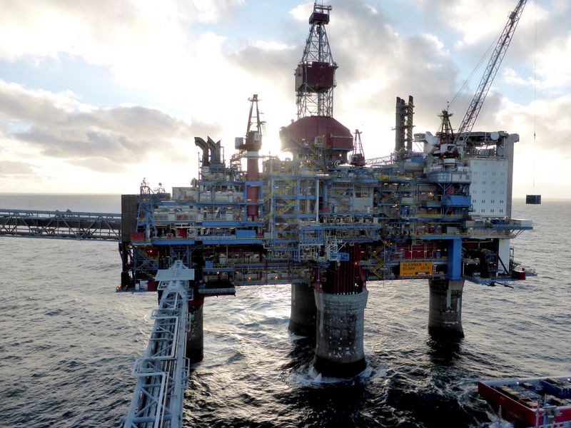 &copy; Reuters. FOTO DE ARCHIVO. La plataforma de perforación y alojamiento Sleipner A de la empresa petrolera y de gas Statoil en alta mar cerca de Stavanger, Noruega. 11 de febrero de 2016. REUTERS/Nerijus Adomaitis