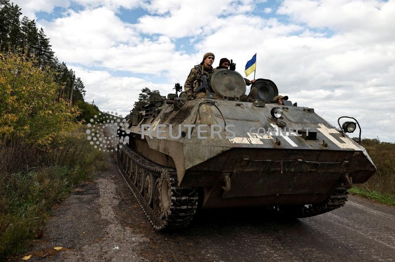 &copy; Reuters. Soldati ucraini su un veicolo blindato nella regione di Donetsk. 3 ottobre 2022. REUTERS/Zohra Bensemra/File Photo