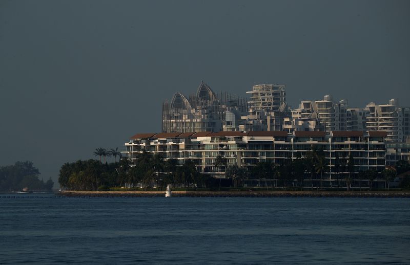 © Reuters. FILE PHOTO: A view of luxury condominiums on Sentosa Cove in Singapore March 9, 2020.  REUTERS/Edgar Su