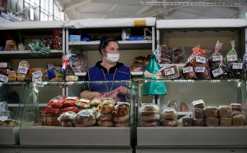 &copy; Reuters. FILE PHOTO: A saleswoman waits for customers at Komarovsky market in Minsk, Belarus August 4, 2020. Picture taken August 4, 2020. REUTERS/Vasily Fedosenko