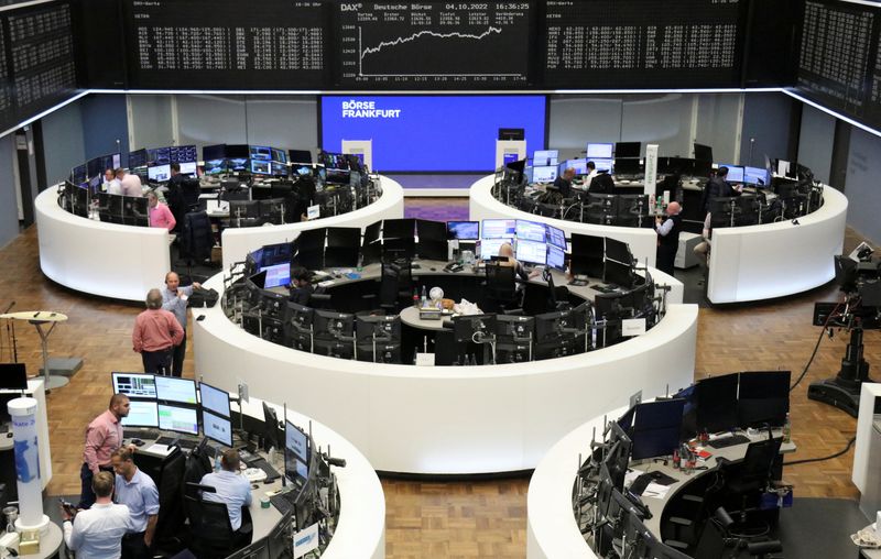 &copy; Reuters. Photo du graphique de l'indice boursier allemand DAX à la Bourse de Francfort, en Allemagne. /Photo prise le 4 octobre 2022/REUTERS/Staff