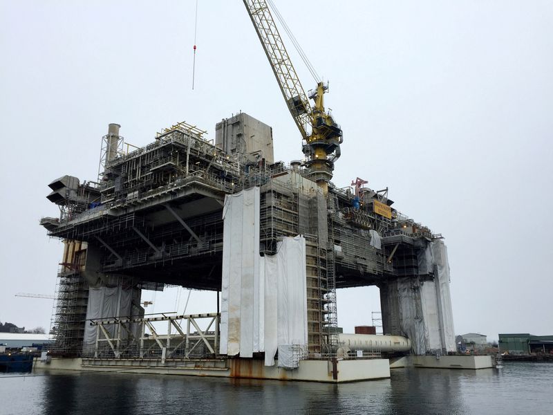 © Reuters. FILE PHOTO: A general view of the Njord oil platform being renovated at the yard in Stord, Norway March 8, 2018. Picture taken March 8, 2018. REUTERS/Nerijus Adomaitis/File Photo