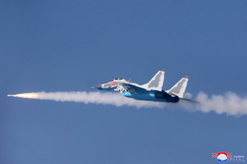 © Reuters. 北朝鮮の戦闘機少なくとも１２基が編隊を組み、爆撃訓練とみられる飛行を検知したため、韓国軍機が緊急発進した。北朝鮮の戦闘機、2020年の提供写真。（2022年　ロイター/KCNA）