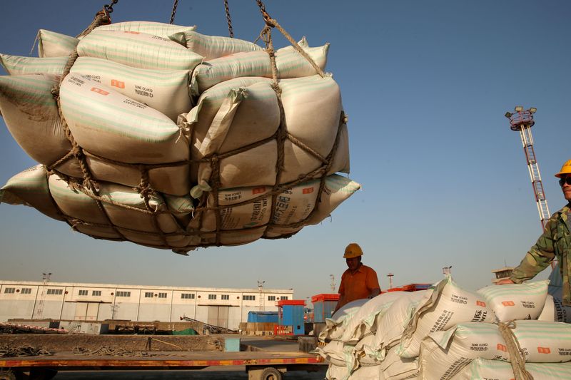 &copy; Reuters. FOTO DE ARCHIVO: Trabajadores transportan productos de soja importados en un puerto de Nantong