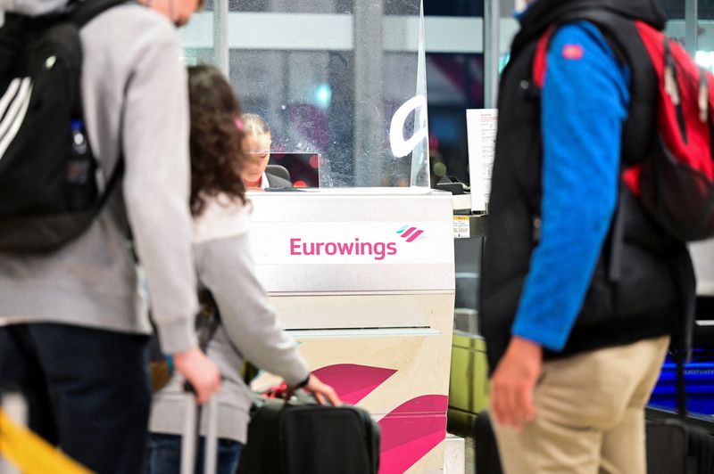 © Reuters. Passengers wait for check-in as pilots at Lufthansa's budget airline Eurowings go on a one-day strike at Cologne-Bonn airport, Germany, October, 6, 2022. REUTERS/Benjamin Westhoff