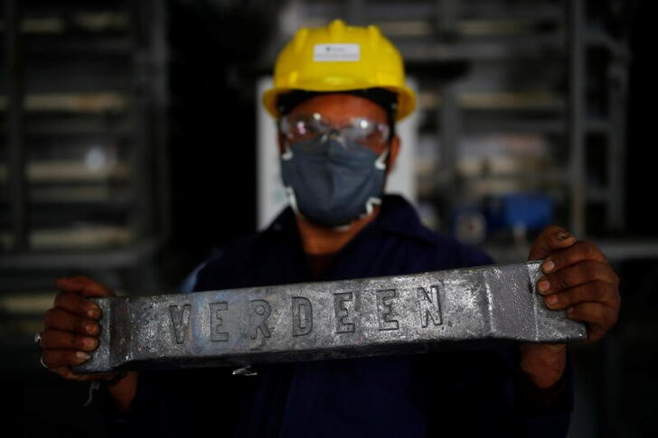 &copy; Reuters. Imagen de archivo de un trabajador mostrando un lingote de plomo en la firma de reciclaje ACE Green en Ghaziabad, India. 15 febrero 2021. REUTERS/Adnan Abidi