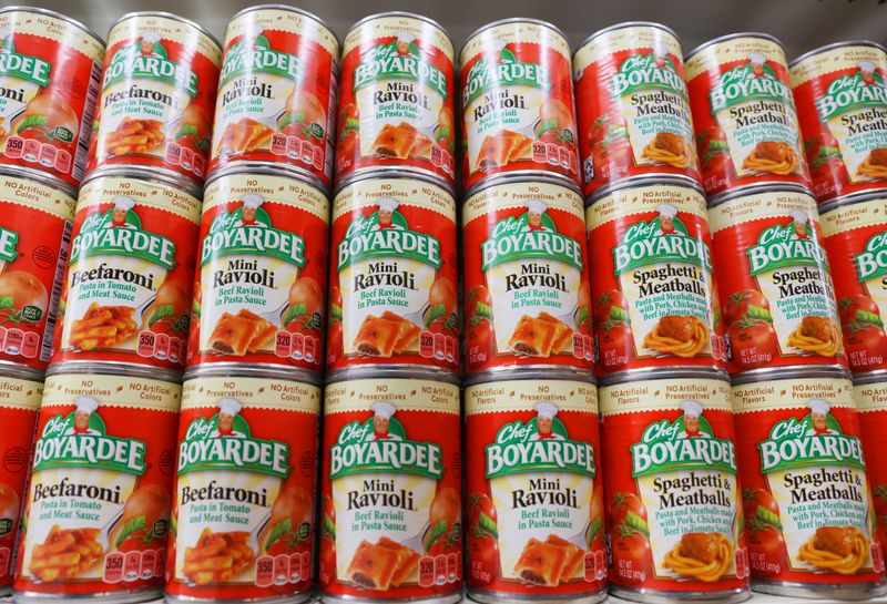 &copy; Reuters. Cans of Chef Boyardee, owned by Conagra Brands, are seen for sale in a store in Manhattan, New York, U.S., November 15, 2021. REUTERS/Andrew Kelly