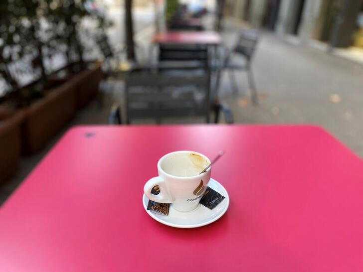&copy; Reuters. Imagem de arquivo de uma xícara de café vazia em uma mesa em um terraço em Barcelona, ​​​​Espanha. 14 de outubro de 2020. REUTERS/Nacho Doce