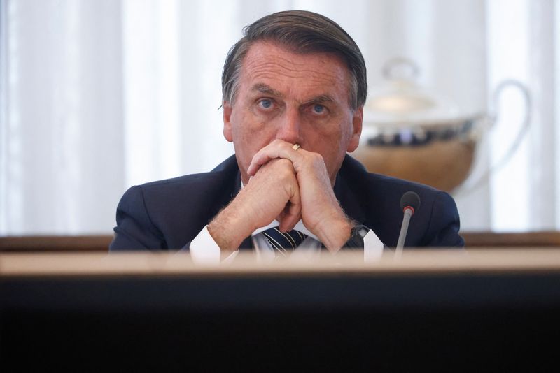 &copy; Reuters. Presidente Jair Bolsonaro durante reunião com senadores no Palácio da Alvorada, em Brasília
05/10/2022 REUTERS/Adriano Machado