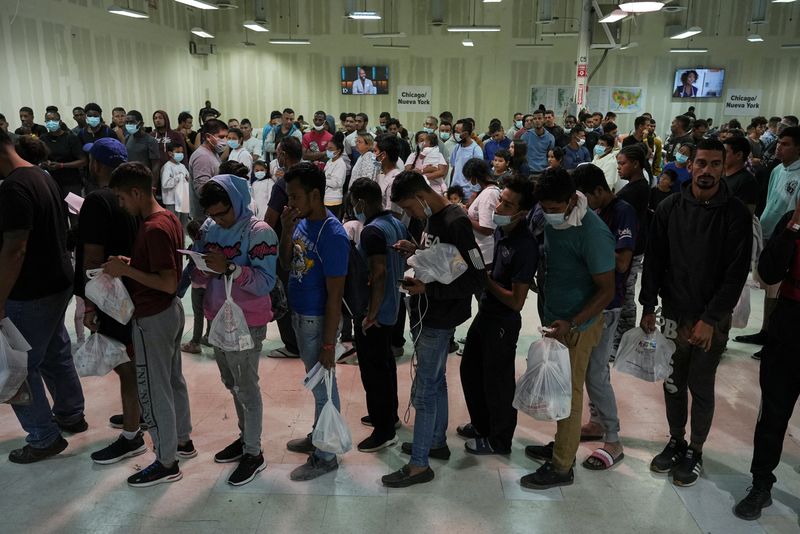&copy; Reuters. Migrantes en busca de asilo esperan en la fila antes de abordar los autobuses a Nueva York y Chicago en el Centro de Bienvenida para Migrantes administrado por la ciudad de El Paso y la Oficina de Gestión de Emergencias, en El Paso, Texas, Estados Unidos