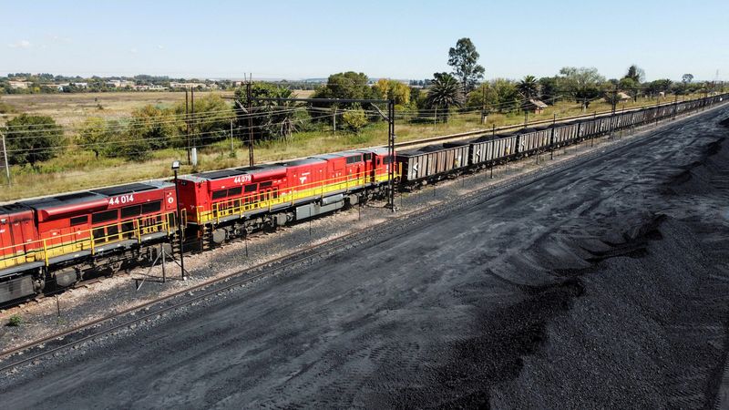 &copy; Reuters. قطار تابع لشركة ترانسنت المشغلة لخطوط الشحن والسكك الحديدية في جنوب أفريقيا في صورة بتاريخ 26 أبريل نيسان 2022. تصوير: سيفيوي سيبكو - رويترز.