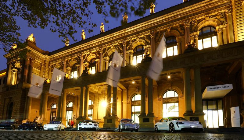 &copy; Reuters. Des voitures du constructeur Porsche sont garées devant le bâtiment de la Bourse avant l'IPO de Porsche à Francfort. /Photo prise le 29 septembre 2022/REUTERS/Kai Pfaffenbach