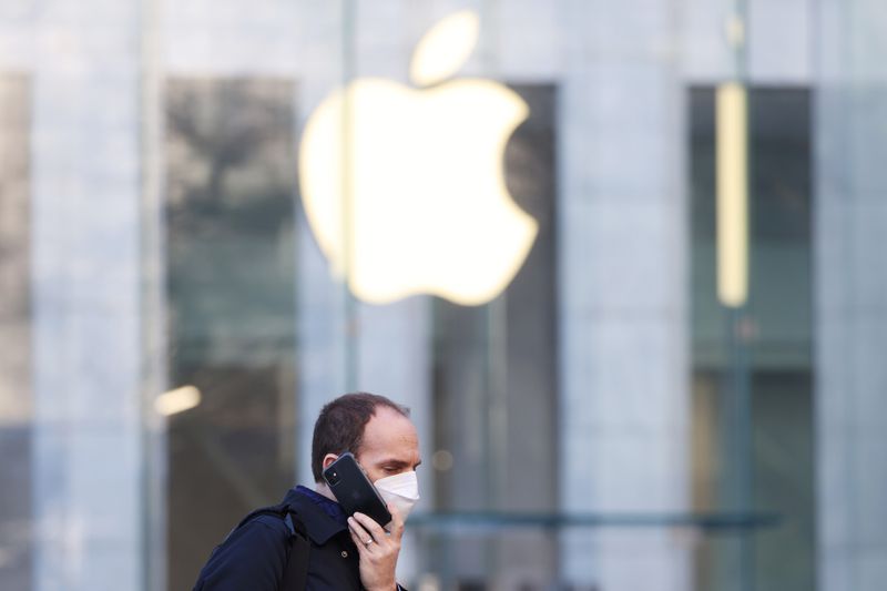 &copy; Reuters. FOTO DE ARCHIVO: Una persona utiliza un teléfono cerca de una Apple Store en Manhattan, Nueva York, Estados Unidos, el 11 de febrero de 2022. REUTERS/Andrew Kelly/File Photo