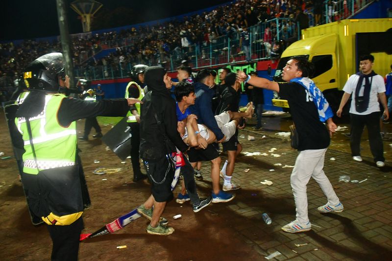 &copy; Reuters. Confusão em estádio de futebol na Indonésia
 2/10/2022   REUTERS/Stringer