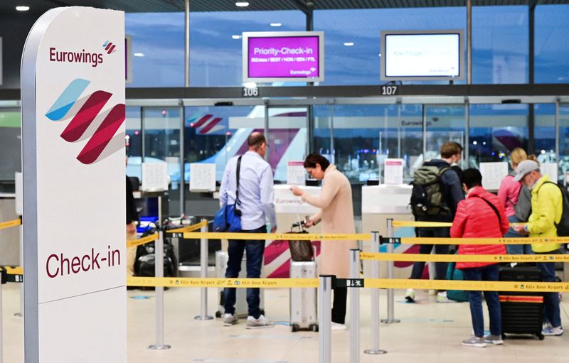 &copy; Reuters. Passengers wait for check in as pilots at Lufthansa's budget airline Eurowings go on a one-day strike at Cologne-Bonn airport, Germany, October 6, 2022. REUTERS/Benjamin Westhoff
