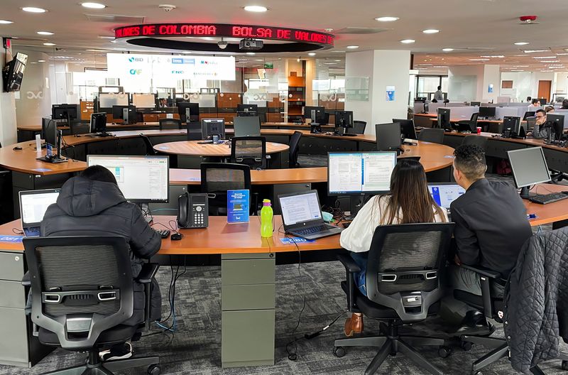 &copy; Reuters. FOTO DE ARCHIVO-Operadores trabajan en el parqué de la Bolsa de Valores de Colombia, en Bogotá, Colombia. 21 de junio de 2022. REUTERS/Luisa González