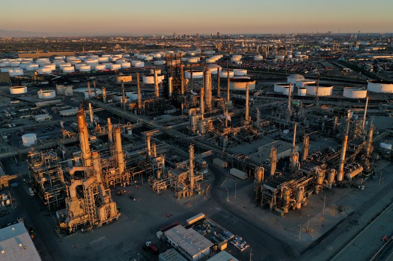 © Reuters. A general view of the Phillips 66 Company's Los Angeles Refinery, which processes domestic & imported crude oil into gasoline, diesel fuel, and other petroleum products, in Carson, California, U.S., March 11, 2022.  REUTERS/Bing Guan