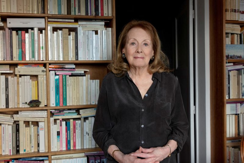 &copy; Reuters. La scrittrice francese Annie Ernaux, Premio Nobel per la Letteratura 2022, posa in questa foto di presentazione non datata. Francesca Mantovani-editions Gallimard/Handout