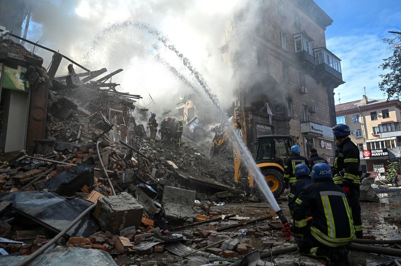 &copy; Reuters. Los rescatistas trabajan en el sitio de un edificio residencial gravemente dañado por un ataque con misiles rusos, en medio de su ataque a Ucrania, en Zaporiyia, Ucrania, el 6 de octubre de 2022. REUTERS/Stringer