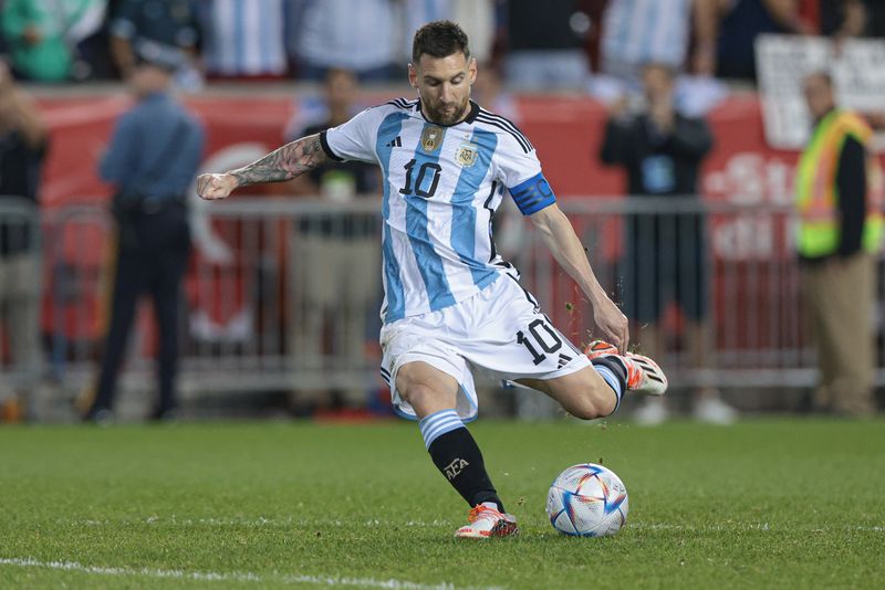 &copy; Reuters. Messi em jogo da seleção argentina contra Jamaica
 27/9/2022    Vincent Carchietta-USA TODAY Sports