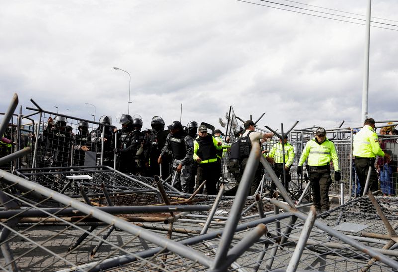 &copy; Reuters. FILE PHOTO: Police organize fallen fences after relatives of inmates clashed with police while trying to find out if their loved ones were among the dead following a riot at the Cotopaxi No 1 penitentiary, in Latacunga, Ecuador October 4, 2022. REUTERS/Ka