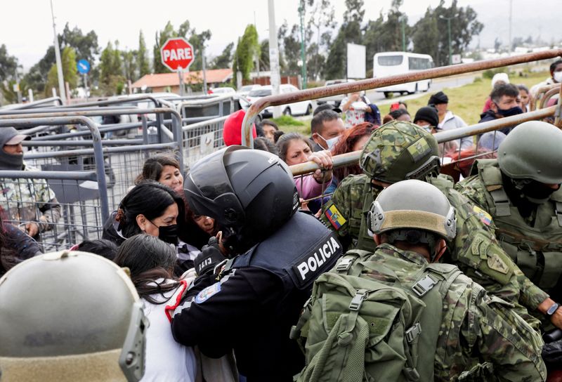 © Reuters. FILE PHOTO: Relatives of inmates push fences while clashing with police as they try to find out if their loved ones were among the dead following a riot at the Cotopaxi No 1 penitentiary, in Latacunga, Ecuador October 4, 2022. REUTERS/Karen Toro/File Photo
