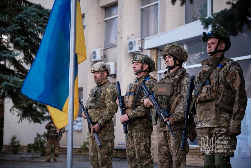 © Reuters. جنود أوكرانيون يحتفلون برفع العلم في بلدة ليمان في دونيتسك يوم الرابع من اكتوبر تشرين الاول 2022. صورة لرويترز محظور اعادة بيعها أو وضعها في ارشيف