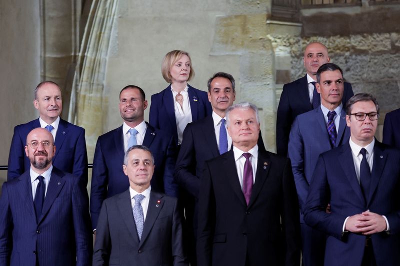 © Reuters. Attendees pose for a family photograph during the Informal EU 27 Summit and Meeting within the European Political Community at Prague Castle in Prague, Czech Republic, October 6, 2022. REUTERS/Leonhard Foeger