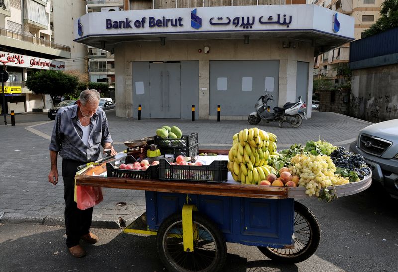 &copy; Reuters. Un vendeur de rue à Beyrouth, au Liban. /Photo prise le 20 septembre 2022/REUTERS/Mohamed Azakir