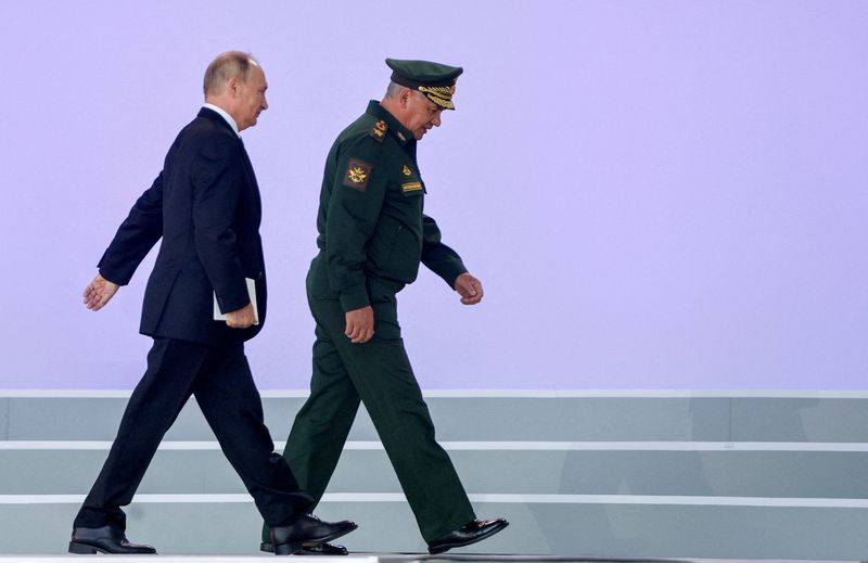 &copy; Reuters. Vladimir Putin e o ministro da Defesa russo Sergei Shoigu
15/8/2022   REUTERS/Maxim Shemetov