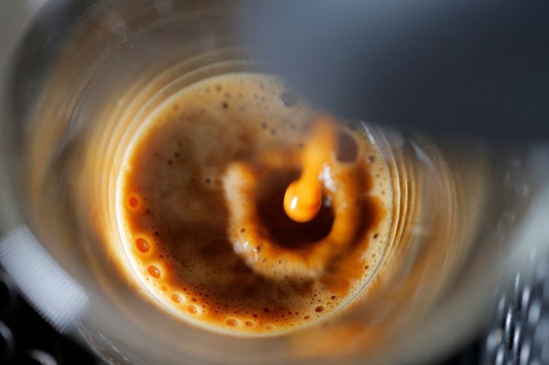 &copy; Reuters. Photo d'archives d'une machine à café automatique versant un espresso. /Photo prise le 3 mai 2017/REUTERS/Jason Reed