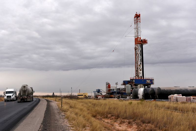 © Reuters. FILE PHOTO: A drilling rig operates in the Permian Basin oil and natural gas production area in Lea County, New Mexico, U.S., February 10, 2019.   REUTERS/Nick Oxford/File Photo