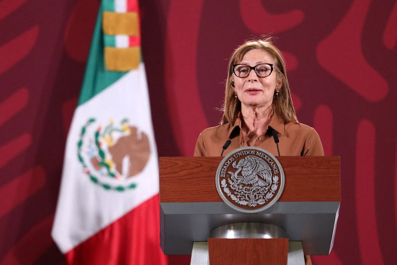 © Reuters. Mexican Economy Minister Tatiana Clouthier announces that she is stepping down from her post, next to Mexico's President Andres Manuel Lopez Obrador (not pictured) during a news conference at the National Palace in Mexico City, Mexico October 6, 2022. Mexico's Presidency/Handout via REUTERS