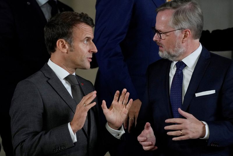 &copy; Reuters. O presidente francês, Emmanuel Macron, conversa com o primeiro-ministro tcheco, Petr Fiala, em encontro da Comunidade Política Europeia, em Praga. Alastair Grant/Pool via REUTERS